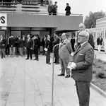 128647 Afbeelding van wethouder H. van der Vlist tijdens zijn toespraak bij de officiële opening van het wedstrijdbad ...
